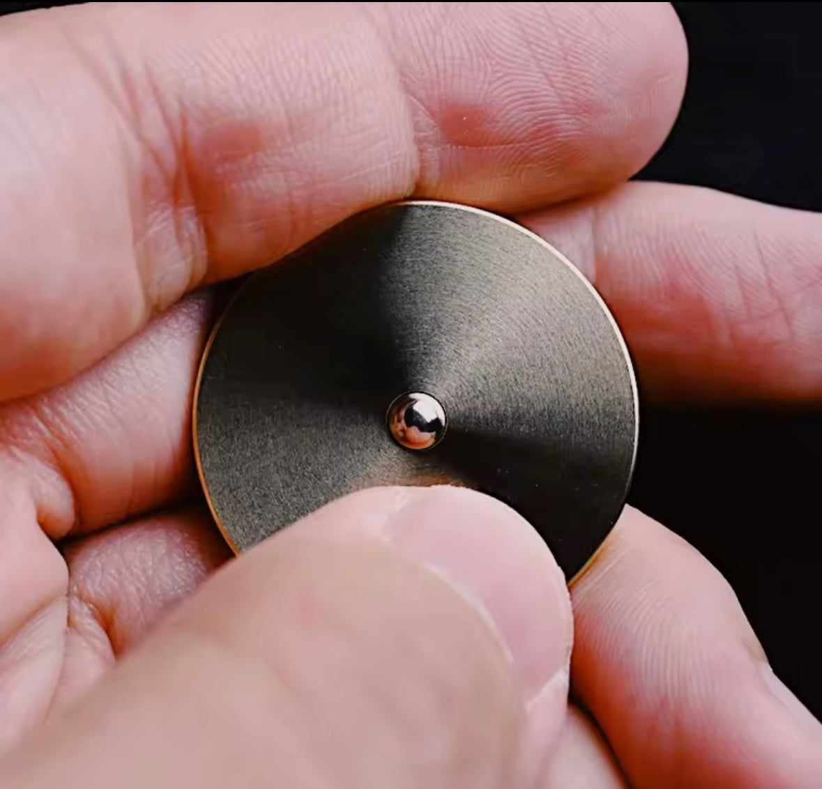 Metalowy Żyroskop Kinetyczny – Elegancja Ruchu i Skupienia