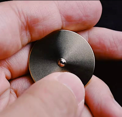 Metalowy Żyroskop Kinetyczny – Elegancja Ruchu i Skupienia