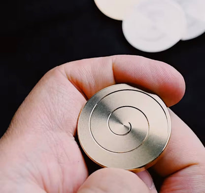 Metalowy Żyroskop Kinetyczny – Elegancja Ruchu i Skupienia
