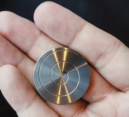 Metalowy Żyroskop Kinetyczny – Elegancja Ruchu i Skupienia