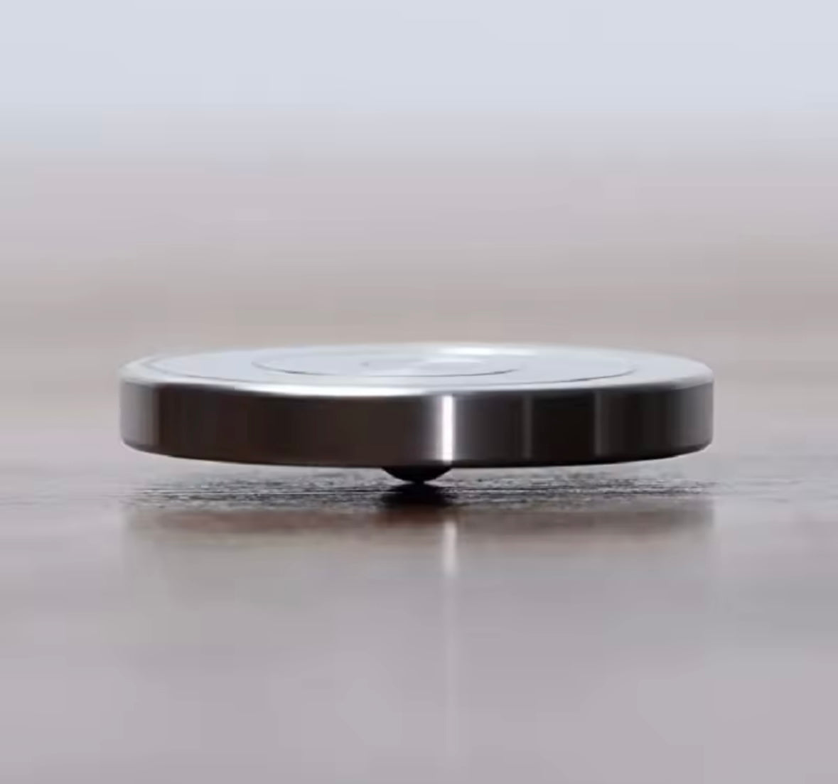 Metalowy Żyroskop Kinetyczny – Elegancja Ruchu i Skupienia